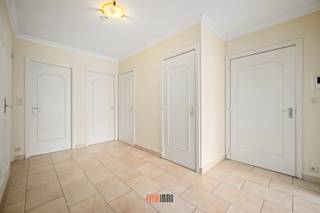 Rustgevend, lichtrijk, vlotte bereikbaarheid, conciërge aanwezig in het gebouw, winkels / beenhouwerij / bakker / ..., dit alles in de...