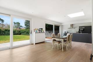 <p>Open bebouwing op ca. 775 m² met 4 slpk, ruime tuin en garagebox!<br /><br /><span><strong>De gelijkvloerse verdieping is voorzien van:</strong></span><br />- Een inkomhal op tegelvoer<br />- Een living met werkende open haard en grote raampartijen<br />- Een aansluitende eetkamer met schuiframen naar het terras en tuin<br />- Open keuken met zicht op de tuin, met vaatwasser, koelkast met vriesvak, combi oven, en een keramisch kookvuur<br />- Bureau met deur naar oprit<br />- Douchekamer met douche, toilet en dubbele lavabo<br />- Een inpandige garage met elektrische poort en aansluiting voor was - en droogmachine, en toegang naar de centrale hal<br /><br /><span><strong>De eerste verdieping is voorzien van:</strong></span><br />- 4 Slaapkamers, waarvan 1 met inbouwkasten en alle slaapkamers zijn voorzien van een parketvloer<br />- Badkamer met toilet, bad en dubbele lavabo<br /><br /><span><strong>De tuin:</strong></span><br />- Volledig omheind<br />- Groot terras met een noord-west oriëntatie<br />- Lange oprit en garagebox met elektrische poort, welke aan de achterkant toegang geeft naar de tuin<br /><br /><span><strong>Algemeen:</strong></span><br />- Dag -en nachttarief<br />- Living, eetkamer en bureau zijn voorzien van parketvloer<br />- Inbouwspots op het gelijkvloers<br /><br />Zeer rustig gelegen, in een residentiële wijk!</p>