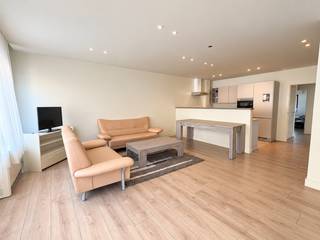 Dit ruime gelijkvloerse (rolstoelvriendelijke) appartement van 97 m² is momenteel verhuurd via Thuiswest (sociaal verhuurkantoor) en vormt een interessante opportuniteit voor wie op zoek is naar een vastgoedinvestering met lopende verhuur en of iemand die iets zoekt om zelf na enkele maanden in te wonen.<br />Het appartement is het grootste van vijf gelijkvloerse appartementen die naast elkaar gelegen zijn en door dezelfde eigenaar te koop worden aangeboden. Dankzij de volledig privatieve toegang, los van de gemeenschappelijke inkom, draagt dit appartement niet bij in de syndicuskosten.<br />De indeling is als volgt: een overdekte inkomruimte met privatieve voordeur, inkomhal met plaats voor een jassen- en schoenenrek, gevolgd door een schuifdeur naar de ruime en lichtrijke leefruimte met grote raampartijen. Aansluitend bevindt zich de moderne open keuken met toestellen en een praktische berging.<br />Verder beschikt het appartement over een afzonderlijk toilet, twee volwaardige slaapkamers en twee badkamers. De eerste badkamer is uitgerust met wastafel en douche. De grote slaapkamer biedt toegang tot de achterzijde van het gebouw. De tweede slaapkamer sluit aan op een ruime badkamer met ligbad, dubbele lavabo en toilet.<br />Aan de achterzijde bestaat bovendien de mogelijkheid om een privatieve autostaanplaats(en) aan te kopen voor € 10.000 per staanplaats.<br />De ramen werden vernieuwd in 2016 en er is elektrische verwarming ( epc c).<br />Interesse? Neem vrijblijvend contact op met Maggie via maggie@vastgoednorman.be of 0479 40 24 04.