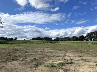 Tijd voor huisje, tuintje, boompje en euh…koetje? Jawel, dat laatste krijg je er gratis bij, want heb je dat fantastische uitzicht gespot? Je krijgt kilometers ver uitzicht over agrarisch gebied, dus heerlijk rustig en groen wonen.<br /><br />Ook aan de straatzijde is ’t fijn vertoeven, want je woont in een rustige buurt naast de dorpskern. Deze 4 kersvers verkavelde percelen zijn trouwens geschikt voor vrijstaand wonen. <br /><br />Dit betreft lot 1: een perceel van zo’n 1050m², gelegen uiterst links in de verkaveling. Misschien een ietwat atypische vorm, maar dat houdt het spannend, toch?<br /><br />Benieuwd naar de voorschriften? We bezorgen ze je graag per mail.<br /><br />Geen bouwplicht, dus je kan bouwen op eigen tempo.<br />Alle nutsvoorzieningen zijn al voor jou voorzien.
