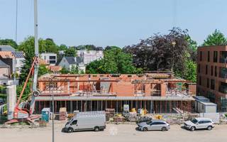 <p><span>MERELBEKE -</span><span> Ontdek "Perron19" in het charmante Merelbeke, een urban villa met 5 ruime nieuwbouw appartementen.</span></p><p><span> </span></p><p><span>De belangrijkste troeven:</span></p><ul><li><span>Gelegen aan een bruisende heraangelegde site 'Tramstelplaats'</span></li><li><span>Optimaal wooncomfort - energievriendelijk</span></li><li><span>Groen en duurzaam karakter</span></li><li><span>Grote raampartijen en ruime terrassen</span></li><li><span>Mogelijkheid aankoop ondergrondse parking en kelderberging</span></li><li><span>Kleinschalig project - 5 woonunits </span></li></ul><p><span> </span></p><p><span>Deze ontwikkeling combineert eigentijdse architectuur met een serene groene omgeving, waardoor het de perfecte plek is voor wie op zoek is naar een harmonieuze woonervaring.</span></p><p><span> </span></p><p><span>Gelegen in een rustige buurt, biedt </span><span>Perron 19 </span><span>een luxueuze leefomgeving </span><span>met ruime terrassen en grote ramen</span><span> die zorgen voor overvloedig natuurlijk licht. <br />De strakke lijnen en moderne afwerking zorgen voor een verfijnde uitstraling die perfect aansluit bij de omringende natuur.</span></p><p><span> </span></p><p><span>Met aandacht voor duurzaamheid en comfort zijn de appartementen uitgerust </span><span>met hoogwaardige materialen en moderne technologieën </span><span>(geothermisch warmtepomp, ventilatiesysteem D+, zonnepanelen)<br />De</span><span> open keuken en ruime woonkamers</span><span> creëren een uitnodigende sfeer, perfect voor zowel ontspanning als entertainment.</span></p><p><span><br />De nabijheid </span><span>van lokale voorzieningen</span><span>, winkels en openbaar vervoer maakt het dagelijks leven eenvoudig en aangenaam. Perron 19 biedt niet alleen een prachtige woonruimte, maar ook een gemeenschap waarin elke dag een genot is.</span></p><p><span><br />Ervaar de perfecte balans tussen stedelijk gemak en natuurlijke schoonheid bij Perron 19 in Merelbeke. <br /><br />Mis deze unieke kans niet om deel uit te maken van dit bijzondere project. Contacteer Axel Lenaerts Gent voor meer info! </span></p><p><span> </span></p>