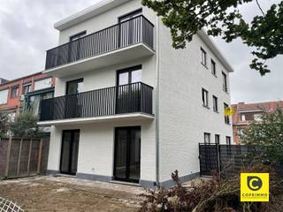 <p><span>KIJKDAG ZATERDAG 30/07 OM 16 UUR. VERPLICHT IN TE SCHRIJVEN VIA DE WEBSITE.</span></p><p><span>https://www.coprimmo.be/nl/te-huur/30558/-app-2-slk-tuin-en-p-in-aartselaar</span></p><p><span> </span></p><p><span>Dit prachtig gerenoveerd appartement met terras en 2 slaapkamers bevindt zich wandelafstand</span><span> </span><span>van het dorp Aartselaar. </span></p><p><span>Zowel het appartement als het gebouw werd volledig gerenoveerd van A-Z. Het appartement is uitgerust met privatieve zonnepanelen. </span></p><p><span>De garage voorzien van een automatische poort en oprit is verplicht mee aan te huren voor € 100 per maand. </span></p><p><span><br />Het appartement heeft volgende indeling </span></p><p><span><br /></span><span>Leefruimte & keuken:<br /></span><span>De leefruimte bevindt zich vooraan het appartement en is voorzien van een tegelvloer. Dankzij de vele ramen komt er veel natuurlijk licht binnen. De open keuken is voorzien van alle comfort: vaatwasser, koelkast, oven,…..</span></p><p><span> </span></p><p><span>Badkamer & slaapkamers en een berging :<br /></span><span>De 2 slaapkamers bevinden zich achteraan aan het appartement en geven toegang tot het terras . Dankzij de raampartijen tot op de grond komt er veel natuurlijk lichtinval binnen. </span></p><p><span>De badkamer is voorzien van een inloopdouche, lavabomeubel en toilet. Er is een aparte berging aanwezig voorzien van aansluiting wasmachine en droogkast. </span></p><p><span> </span></p><p><span> </span></p><p><span>Garagebox en staanplaats</span></p><p><span> De garagebox is uitgerust een automatische poort. Tevens is er een oprit aanwezig. De garagebox is verlicht mee aan te huren aan € 100 per maand </span></p><p><span> </span></p><p><span>Huurprijs & kosten: <br /></span><span>Huur: 950 euro/mnd + garagebox met oprit 100 euro/mnd + vaste kosten: 25 euro/mnd (algemene onkosten gebouw) Alle nutsvoorziening zijn individueel. Onmiddellijk beschikbaar </span></p><p><span> </span></p><p><span>Extra troeven: </span></p><ul><li><span>Toplocatie </span></li><li><span>Prachtig gerenoveerd appartement</span></li><li><span>Privatieve zonnepanelen</span></li><li><span>Gustig epc attest ( A-label)</span></li><li><span>Terras </span></li><li><span>Lage algemene onkosten</span></li><li><span>Hoek appartement ( veel natuurlijk lichtinval)</span></li></ul><p><span> </span></p>