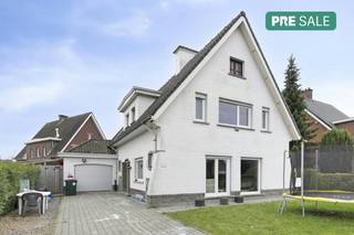 Deze charmante woning is gelegen in Bloemenhof te Oudenaarde, een rustige buurt met een vlotte verbinding naar het centrum, winkels, scholen en belangrijke invalswegen. Dit op te frissen huis met veel potentieel heeft een bewoonbarre oppervlakte van 190 m² en telt 4 kamers, een garage en een tuin. INDELING: Gelijkvloers: * inkomhal met apart toilet* keuken met frigo, oven en keramische kookplaat* leefruimte 1* leefruimte 2 of bureau/slaapkamer* garage met elektrische poort en aansluiting wasmachine* kelderEerste verdieping:* 4 slaapkamers* badkamer met ligbad, toilet en lavabomeubel* nachthal met zolderluikExterieur:* tuinberging* tuin met terrasALGEMENE INFORMATIE:* de woning is verhuurd* centrale verwarming op aardgas (radiatoren)* ramen vernieuwd (PVC) + rolluiken aanwezig* stadswater en regenwater aanwezig Dit pand is onderworpen aan de renovatieverplichting van de Vlaamse overheid voor residentiële gebouwen (behoudens bij sloop binnen 5 jaar na de aankoop). Consulteer voor meer informatie de website van het Vlaams Energie- en Klimaatagentschap via https://www.vlaanderen.be/een-woning-kopen/renovatieverplichting-voor-residentiele-gebouwen