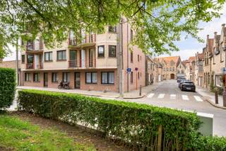 In het centrum van Diksmuide, aan de rand van het prachtige stadspark treffen we dit éénslaapkamer appartement in residentie Maureen. De eigendom...