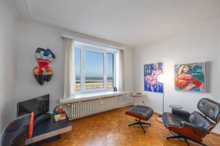 KARAKTERVOL APPARTEMENT MET PRACHTIG ZEEZICHT OP DE ALBERT I PROMENADE<br />In de standingvolle residentie Des Nations, gelegen op de Albert I Promenade 16 te Oostende, bevindt zich dit charmante éénslaapkamerappartement op de derde verdieping. Het appartement is bijzonder karaktervol ingericht en geniet van een prachtig uitzicht op zee en de zeedijk. Bij helder weer reikt het zicht zelfs tot aan de duinen richting De Haan.<br />De indeling omvat een inkomhal die toegang geeft tot de lichtrijke woonkamer met prachtig zeezicht. De keuken is afzonderlijk toegankelijk vanuit de inkomhal en beschikt over een balkon aan de achterzijde van het appartement. Verder beschikt het appartement over een slaapkamer en een badkamer uitgerust met douche, lavabo en toilet.<br />Het appartement geniet van een schitterende ligging op de zeedijk, vlakbij het station, in een standingvolle residentie.<br />• Oppervlakte: 60 m²<br />• Berging in de residentie<br />• Mogelijkheid tot aankoop van een autostandplaats in het Europacentrum<br />• Onmiddellijk beschikbaar<br />• Centrale verwarming op aardgas<br />• EPC: 136