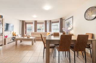 Op zoek naar een appartement aan zee met een uitstekende ligging? Dit verzorgde appartement op de vierde verdieping van Residentie Nieuwbries bevindt zich in de levendige winkelstraat van Nieuwpoort-Bad, op wandelafstand van het strand, de zeedijk, winkels en gezellige horecazaken.<br /><br />Bij het betreden van het appartement kom je in de inkomhal met gastentoilet en een praktische berging. De lichtrijke leefruimte geeft uit op een aangenaam terras en sluit aan op de open, volledig geïnstalleerde keuken.<br /><br />Het appartement beschikt over twee volwaardige slaapkamers. De eerste slaapkamer is uitgerust met een eigen douche, terwijl de tweede slaapkamer toegang biedt tot een rustig terras aan de achterzijde. Daarnaast is er een badkamer met lavabo en ligbad.<br /><br />Een private kelderberging zorgt voor extra opbergruimte.<br /><br />