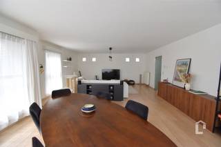 <p><span>Prachtig, recent duplex-appartement nabij centrum Nazareth</span></p><p><span> </span></p><p><span>Het appartement is gelegen vlakbij het dorpscentrum van Nazareth. Het bevindt zich nabij verschillende, grote invalswegen. Via de N60 heeft u een vlotte verbinding naar Gent en Oudenaarde, daarnaast bevindt het zich op 5 min rijden van de autostrade (E17). Op wandelafstand van openbaar vervoer, winkels, apotheker, centrum Nazareth, ... Rondom het kerkplein van Nazareth zijn tal van leuke, lokale winkels en handelaars voor een echte dorpsbeleving.</span></p><p><span> </span></p><p><span>Vooraan het gebouw zijn er 2 parkeerplaatsen voorzien voor het appartement. Het appartement maakt onderdeel uit van een mini residentie met maar 1 ander appartement, op het gelijkvloers.</span></p><p><span>Het appartement heeft een aparte inkomdeur op het gelijkvloers, welke rechtstreeks toegang geeft naar de eerste verdieping. Op de eerste verdieping bevindt zich een ruime inkomhal, een apart toilet, een grote berging met aansluitingen voor wasmachine en droogkast. Verder is er een prachtige ruime leefruimte, met natuurlijk licht langs alle kanten, en een aansluitend zuid-gericht terras. De keuken is voorzien van alle comfort en toestellen. Ze is ook voldoende ruim om een ontbijthoekje te plaatsen.</span></p><p><span>Tussen de leefruimte en keuken, bevindt zich de trap naar de duplex verdieping van het appartement. Op de 2de verdieping bevinden zich 3 ruime slaapkamers, een apart toilet met douche, alsook een badkamer met ligbad en dubbele lavabo in meubel.</span></p><p><span> </span></p><p><span>Met z'n 150 m² bewoonbare oppervlakte, is dit een prachtig leef-appartement en door zijn schitterende ligging is dit ideaal voor een koppel, of een klein gezin.</span></p><p><span> </span></p><p><span>Beschikbaar: 01/12/2026</span></p><p><span>EPC: 144 kWh/m²jaar</span></p><p><span>Provisie: geen</span></p><p><span>Nutsvoorzieningen: apart aan te gaan door huurder (water, gas, elektriciteit, telecom)</span></p><p><span> </span></p><p><span>Pluspunten:</span></p><p><span>+ Groot lichtrijk appartement (+ 150 m² bewoonbaar)</span></p><p><span>+ Zuid-gericht terras</span></p><p><span>+ 2 Staanplaatsen vooraan</span></p><p><span>+ 3 ruime slaapkamers</span></p><p><span>+ Aparte doucheruimte</span></p><p><span>+ Praktische berging</span></p>