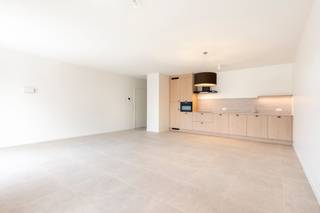 Dit recente 2-slaapkamerappartement is gelegen op de eerste verdieping en biedt een aangename, lichtrijke leefruimte met open, volledig geïnstalleerde, keuken. Aansluitend is er een mooi terras waar het fijn vertoeven is. Verder beschikt het appartement over een badkamer met inloopdouche en dubbele lavabo, een praktische berging en een apart toilet.<br /><br />Het appartement is energiezuinig (BEN) en uitgerust met individuele zonnepanelen, een geothermische warmtepomp, vloerverwarming en vloerkoeling, wat zorgt voor een hoog wooncomfort en een laag energieverbruik.<br /><br />In de ondergrondse verdieping is er een private berging. Daarnaast horen twee parkeerplaatsen onder de carport bij het appartement, met mogelijkheid tot aansluiting van een laadpaal. Ook een fietsenberging en vuilnisruimte zijn voorzien.<br /><br />Extra troeven: <br />- volledig geschilderd <br />- verlichting en gordijnen voorzien<br />- lift aanwezig<br />- mogelijkheid tot een laadpaal<br /><br />*€100 gemeenschappelijke kosten per maand<br /><br />Een comfortabel en duurzaam appartement op een centrale locatie in Mariaburg-Brasschaat.<br /><br />Interesse? info@neonvastgoed.be of 03/336.88.88