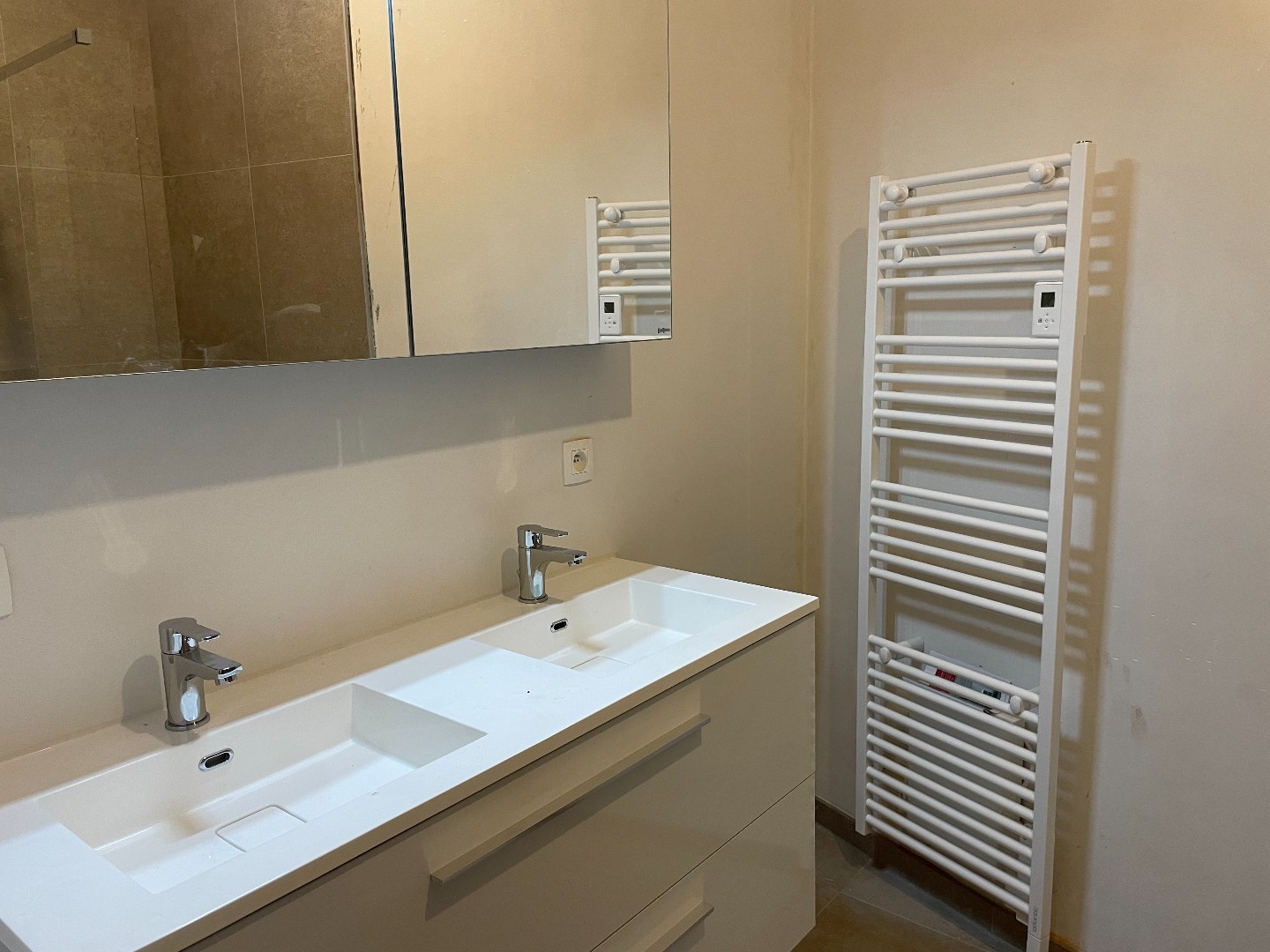 Zeer recent gelijkvloers appartement met 2 slaapkamers en grote tuin! - foto 5