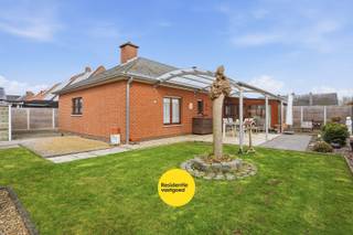 In een rustige woonomgeving in Jabbeke, met vlotte verbinding naar de E40, bevindt zich deze alleenstaande bungalow (bouwjaar 1984) op een perceel...