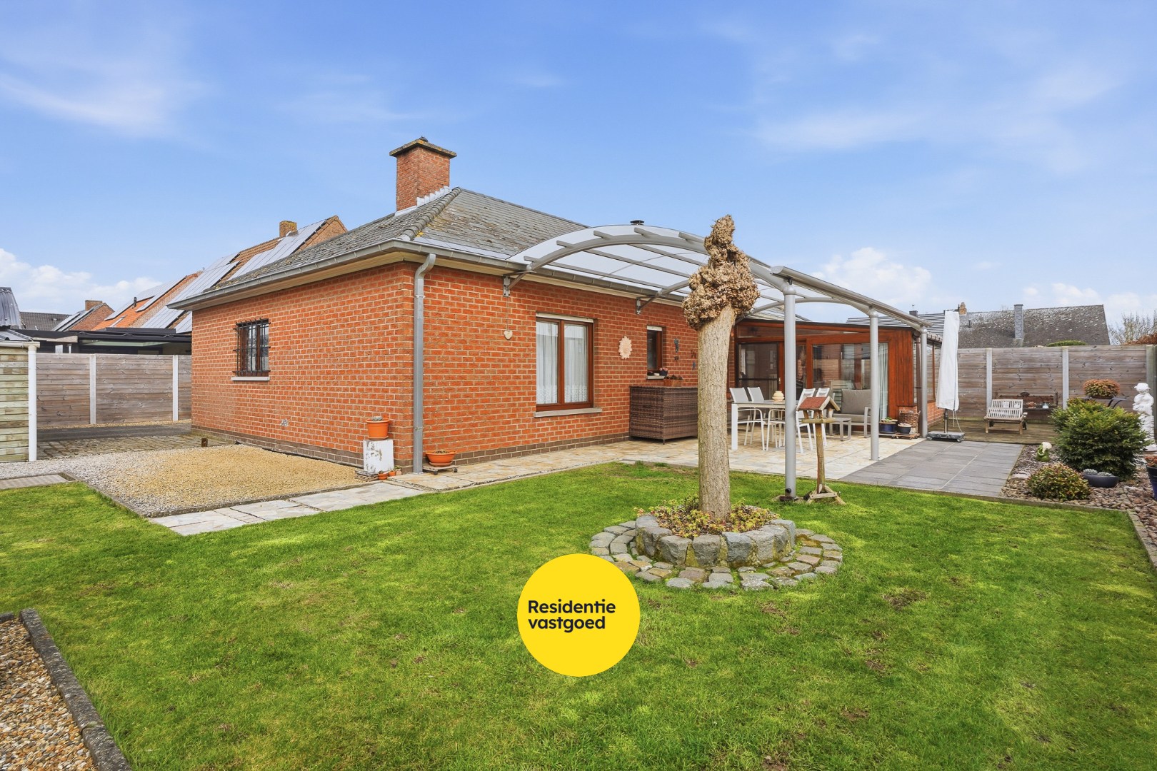 Alleenstaande bungalow met garage en tuin  op 684 m² - foto 2