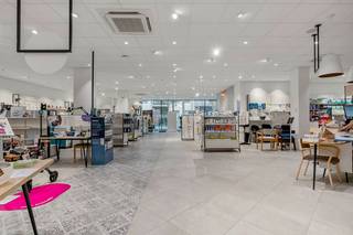 <strong>Handelspand van ca. 750 m² te huur in het centrum van Mol – Uitstekende commerciële ligging</strong><br /><br />In het bruisende centrum van Mol, in het verlengde van de Corbiestraat, bevindt zich dit ruime en deels ingericht handelspand.<br />Het pand heeft een moderne look en voorzien van alle technieken zoals o.a airco<br />Dankzij de centrale ligging in een drukbezocht winkelgebied geniet het pand van een uitstekende zichtbaarheid en een vlotte bereikbaarheid.<br />De functionele indeling maakt het geschikt voor uiteenlopende commerciële activiteiten.<br /><br /><u><strong>Het handelspand is momenteel ingericht met:</strong></u><br />- Ruime winkelruimte , volledig afgewerkt en opgedeeld in aparte vertrekken<br />- Inkomhal met een automatische inkomdeur<br />- Afzonderlijk ingericht kantoorruimte<br />- Magazijn met veel ruimte voor mogelijke stockage<br />- Technische ruimte<br />- Keuken met eetplaats voor personeel<br />- Sanitaire voorzieningen voor klanten en personeel<br />- Drie toiletten, waarvan één aangepast voor mindervaliden<br />- Daarnaast beschikt het pand over een ruime ondergrondse parking met 10 autostaanplaatsen, waarvan 2 voor mindervaliden.<br /><br />Dit vormt een belangrijke meerwaarde voor zowel klanten als medewerkers.<br /><br /><u>Geschikt voor retail, zorgwinkel, apotheek, medische en paramedische activiteiten, showroom, kantoor of andere commerciële invullingen</u><br /><br /><em>Het pand was voorheen in gebruik als Goed Zorgwinkel, wat de veelzijdigheid en commerciële mogelijkheden van deze locatie extra onderstreept.</em><br /><br /><strong>📞 Contacteer ons vrijblijvend voor meer informatie of een bezichtiging.</strong>