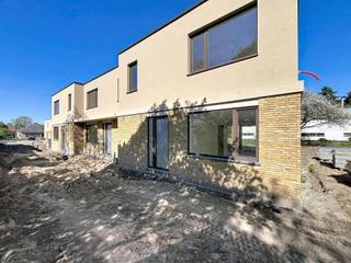 <strong>Kies voor modern, energiezuinig en zorgeloos wonen nabij centrum Wetteren.<br /><br />LIGGING<br /></strong><br />In een rustige doodlopende straat, nabij de Markt en het gezellige centrum van Wetteren, verrijst een exclusief nieuwbouwproject met slechts 6 woningen in een hedendaags moderne architectuur.<br /><br />Goede verbindingen met de E40 en Brusselsesteenweg brengen u snel naar Gent of Brussel. Daarnaast bevinden winkels, scholen, openbaar vervoer, wandel- en fietsroutes zich allemaal op een steenworp. <br /><br /><strong>(MOBISCORE: 8,3/10)<br /><br /></strong><strong>INDELING<br /><br /></strong>De woning biedt een uitstekende energieprestatie dankzij vloerverwarming via warmtepomp, zonnepanelen en een ventilatiesysteem D.<br /><br />U komt binnen via de inkomhal met vestiaire, een berging, een gastentoilet en toegang tot de leefruimte. Geniet van een lichtrijke leefruimte met open keuken voorzien van kookeiland en ontbijtcorner. <br />Het ruime terras en de tuin vormen het verlengstuk van uw woonkamer, wat de uitzonderlijke woonbeleving bevordert. <br />Hier kan u met vrienden of familie genieten van onvergetelijke momenten die er écht toe doen!<br /><br />Op het verdiep vindt u 3 slaapkamers, een apart toilet, een extra berging en een badkamer.<br />Deze is voorzien van ligbad, douche en een dubbele wastafel.<br /><br /><strong>EXTRA TROEF<br /><br /></strong>Deze gesloten bebouwing beschikt over 2 autostaanplaatsen die inbegrepen zijn in de prijs!<br /><br /><strong>Hier leeft u in alle rust, omgeven door groen en toch dicht bij alles wat telt.<br /><br /></strong>Contacteer Kevin: <strong>0476 66 55 50<br /></strong><br />(Oppervlakten geraamd, sommige foto’s zijn van een referentieproject of zijn renders)