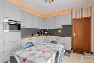 Op een centrale locatie bevindt zich deze charmante HOB met 2/3 slaapkamers, vrijstaande garage op 450 m².<br /><br />De woning bevindt zich op enkele minuten van centrum Nijlen wat ervoor zorgt dat winkels, scholen en openbaar vervoer binnen handbereik zijn.<br /> <br />De gunstige ligging maakt dat het woon- werkverkeer ideaal is voor deze woning, met directe verbindingen naar zowel Lier, Heist-op-den-Berg als Herentals/Zandhoven (E313/E34), waar verdere connecties mogelijk zijn.<br /><br />We komen de woning binnen langs de voordeur waarop we in de inkomhal terecht komen. Deze geeft enerzijds toegang tot de bovenverdieping en anderzijds tot de ruime, lichtrijke leefruimte met zithoek en eetplaats. Achterliggend treffen we de keuken met ontbijtgelegenheid, achterliggend treffen we de badkamer met ligbad en een apart toilet. Verder hebben we nog een lichtrijke veranda deze toegang geeft tot de ruime kelderverdieping en de gezellige tuin. <br /><br />Op het 1ste verdiep biedt de overloop toegang tot 2 zeer ruime slaapkamers en 1 babykamer/bureau. <br /><br />Tot slot geniet de woning een bergzolder, vrijstaande garage alsook een gezellig tuintje waar het heerlijk vertoeven is!<br /><br />Er is eveneens de mogelijkheid tot aankopen van de naastliggende bouwgrond, waarover meer informatie op kantoor.<br /><br />Kortom, een ruwe diamant met tal van mogelijkheden op een centrale locatie te Nijlen die u moet gezien hebben!