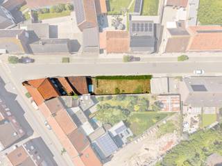 Bent u op zoek naar een project? Dit in het centrum van Poelkapelle, op vlotte verbinding richting Ieper en Roeselare? Dan is dit beslist iets voor u! De hoekwoning is toe aan een nieuw hoofdstuk, de huidige toestand voldoet niet meer aan de huidige normen. De diepte van het perceel heeft 54m, de facade kent een breedte van ongeveer 9 meter, de bewoonbare oppervlakte is maar liefst 177m², aan de woning zijn er aanhorigheden wat tevens een nieuwe invulling kan krijgen. Pluspunt men heeft toegang via de zijkant aan de tuin. Voor en naast de woning zijn er voldoende vrije parkeerplaatsen. Kortom bent u de handige harry die van dit huis een nieuwe thuis maakt? Of bent u de geschikte investeerder? Aarzel niet en neem contact op: 0471 82 55 76 of info@immo-droom.be.