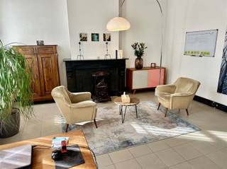 <p><span>Op zoek naar karakter, comfort en de gezelligheid van de stad binnen handbereik?</span></p><p><span>INDELING</span></p><p><span>Op een boogscheut van de historische markt van Oudenaarde vindt u deze charmante woning. </span><span><br /></span><span>Deze woning voorziet op gelijkvloers : inkomhal, kamer met afzonderlijk toilet, keuken met eethoek + toegang tot de dubbele kelder, </span><span><br /></span><span>doorlopende living en eetkamer met zicht op de stadstuin + carport</span><span><br /></span><span>Op de bovenverdieping: nachthal met apart toilet, 2 badkamers, 3 slaapkamers, vouwtrap naar de zolderverdieping.</span></p><p><span>Hoogtepunten van de woning:</span><span><br /></span><span>•    Toplocatie: Op wandelafstand van de Markt, gezellige terrasjes en winkels.</span><span><br /></span><span>•    Lichte leefruimte: Een sfeervolle living.</span><span><br /></span><span>•    Rustgevende buitenruimte: Een zonnige stadstuin om in alle rust te ontspannen.</span></p><p><span>De woning is beschikbaar vanaf 1/6/26.</span></p><p><span>Interesse?</span><span><br /></span><span>Vraag uw bezoek aan via onze website www.immodhondt.be </span></p>