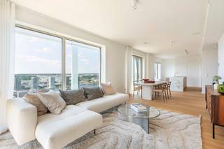 <p><span>Nieuwe Luxueuze penthouse met terrassen en adembenemend uitzicht op het Eilandje en de Schelde</span></p>
<p><span> </span></p>
<p><span>Deze </span><span>nieuwbouw penthouse</span><span> ademt</span><span> luxe</span><span> uit vanaf de gemene inkomhal tot in het appartement. Via de 3 liften bereikt men dit appartement op de </span><span>23ste en hoogste verdieping.</span></p>
<p><span> </span></p>
<p><span>De veiligheidsdeur verschaft via de vestiaire en het gastentoilet met wastafel meteen toegang tot de ruime living / eetplaats die één geheel vormt met de open keuken ( voorzien van alle toestellen ) met kookeiland. </span></p>
<p><span>Rechtstreeks hierop aansluitend het </span><span>terras met</span><span> </span><span>adembenemend zicht</span><span> op de stad / volledige Scheldebocht / haven. Een deel van het terras is voorzien van een glasgordijn zodat men optimaal van het terras kan genieten ook bij felle wind. </span></p>
<p><span>Het appartement beschikt over 2 à 3 slaapkamers, een ruimte voor dressing en 2 badkamers met resp. een ligbad en een inloopdouche. De slaapkamers geven eveneens uit op het terras.</span></p>
<p><span> </span></p>
<p><span>Mogelijkheid tot aankoop van 3 ondergrondse autostaanplaatsen aan 30.000 euro / staanplaats en 2 kelders aan 4500 euro / kelder. Verkoop onder BTW.</span></p>
<p><span> </span></p>