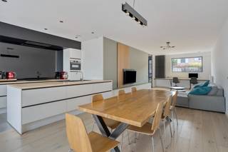 Op een uitstekende locatie te Nijlen bevindt zich deze zéér ruime woning op leuk perceel van 455 m².<br /> <br />Deze energiezuinige woning met EPC label A is gelegen in een rustige, kindvriendelijke straat op wandelafstand net buiten het centrum van Nijlen wat ervoor zorgt dat winkels, scholen en openbaar vervoer binnen handbereik zijn. Autostrade E313 makkelijk bereikbaar.<br /><br />We betreden de woning langs de voordeur waarop we in de inkomhal met vestiaire en gastentoilet terecht komen. Deze geeft toegang tot de riante leefruimte met gezellige zithoek, geïntegreerde bureauruimte en eetplaats. Aansluitend bevindt zich de recent ingerichte open keuken met alle hedendaags comfort alsook alle toestellen. Aanpalend bevindt een handige bijkeuken.<br /><br />Terug in de inkomhal zorgt de trap voor een connectie met het 1 ste verdiep. Hier geeft de overloop toegang tot, masterbedroom met ensuite dressing en badkamer, 2 slaapkamers, aparte badkamer met inloopdouche en ligbad en linnenkamer met voorziening wasmachine. Op het 2 de verdiep zijn er nog 2 extra slaapkamers.<br /><br />Tot slot geniet deze instapklare woning een gezellige, onderhoudsvriendelijke tuin met achtertoegang, waar het heerlijk vertoeven is. Verder beschikt de woning over een inpandige garage voor één wagen.<br /><br />Troeven: 16 zonnepanelen, airco-units, laadpaal, domotica - NIKO home.<br /> <br />Recente woning met gunstige woonoppervlakte waar uw bezoek een beleving zal zijn.