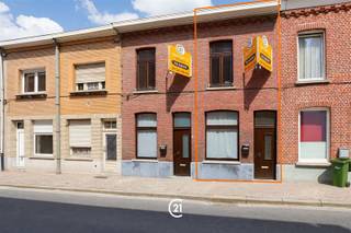 <p>Instapklare woning in het centrum van Zottegem!</p><p>Op wandelafstand van het centrum vind u deze charmante gesloten bebouwing met tuin.<br />De woning beschikt over een knusse leefruimte met aansluitende keuken, waar een lichtkoepel zorgt voor aangename lichtinval. <br />Verder treft u op de gelijkvloers ook de badkamer met toilet.</p><p>Dit jaar werd een nieuwe badkamer, als ook een nieuwe keuken geplaatst.</p><p>Vervolgens biedt de eerste verdieping twee slaapkamers en zorgt de zolderruimte voor de mogelijkheid tot het creëren van een extra kamer.<br />De woning omvat bovendien ook een praktische kelder en aangename stadstuin.</p><p>Ideaal voor wie zijn eigen plekje wil creëren in het levendige Zottegem of als investeringseigendom! Bent u benieuwd geworden naar wat dit pand u allemaal te bieden heeft? Aarzel niet en contacteer ons kantoor voor meer informatie of het inplannen van een bezoek. Tot snel!</p>
