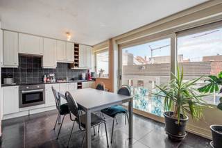 <p><span>Zonnig geörienteerde op te frissen studio op wandelafstand van het centrum en het station.  </span></p><p><span>De leefruimte is één en al licht door de grote ramen en staat in directe verbinding met het terras waar het aangenaam vertoeven is.</span></p><p><span>U kijkt uit op een groene omgeving met een kindvriendelijk karakter. </span></p><p><span>Een open keuken met cottage-look. De hal biedt u plaats voor ingemaakte kasten. </span></p><p><span>Volledig betegelde badkamer met douche, toilet en stijlvol lavabomeubel. </span></p><p><span>De studio is afgewerkt met een tegelvloer, raamprofielen met dubbele beglazing en beschikt over een blanco elektrische keuring. </span></p><p><span>In de residentie Filadelfia zijn er afzonderlijke meters en een gemeenschappelijke fietsenstalling.</span></p><p><span>Het gebouw is recentelijk voorzien van een nieuwe voorgevel, achtergevel, terrassen en dakbekleding. </span></p><p><span>Voor de residentie bevindt er zich een bushalte. </span></p><p><span>De huidige groenzone wordt in de nabije toekomst verder uitgebreid. </span></p><p><span> </span></p><p><span> </span></p>