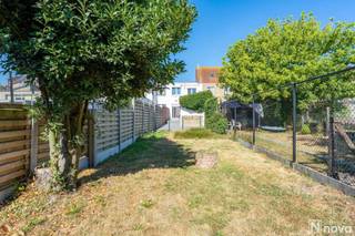 Op een rustige maar bijzonder centrale locatie in Nieuwpoort-Stad bevindt zich deze rijwoning met drie slaapkamers en een aangename zongerichte tuin. Het Marktplein, de Kaai, winkels, scholen en restaurants liggen allemaal op wandelafstand.<br /><br />De woning biedt heel wat potentieel en vormt een uitstekende basis voor wie ze volledig naar eigen smaak en hedendaagse woonnormen wil renoveren.<br /><br />Op het gelijkvloers bevindt zich de inkomhal, gevolgd door een lichtrijke leefruimte met schuifraam dat rechtstreeks toegang geeft tot het terras en de tuin. Verder zijn er een keuken met praktische bijkeuken en een badkamer met douche, lavabo en toilet.<br /><br />De zongerichte tuin met terras en buitenberging vormt een mooie troef.<br /><br />Op de eerste verdieping bevinden zich drie slaapkamers. Daarnaast beschikt de woning over een kelder, ideaal als extra bergruimte.<br /><br />Het dak werd vernieuwd in 2011 en de elektrische installatie is conform.<br /><br />Wie van Nieuwpoort zijn thuis wil maken is hier aan het juiste adres.
