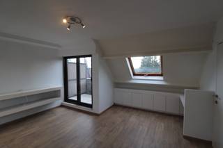 INDELINGWoonkamer met videofoon en ingemaakte kast, aanbouwkeuken met spoeltafel met 1 spoelbak, afzuigkap, keramische kookplaat en koelkast...