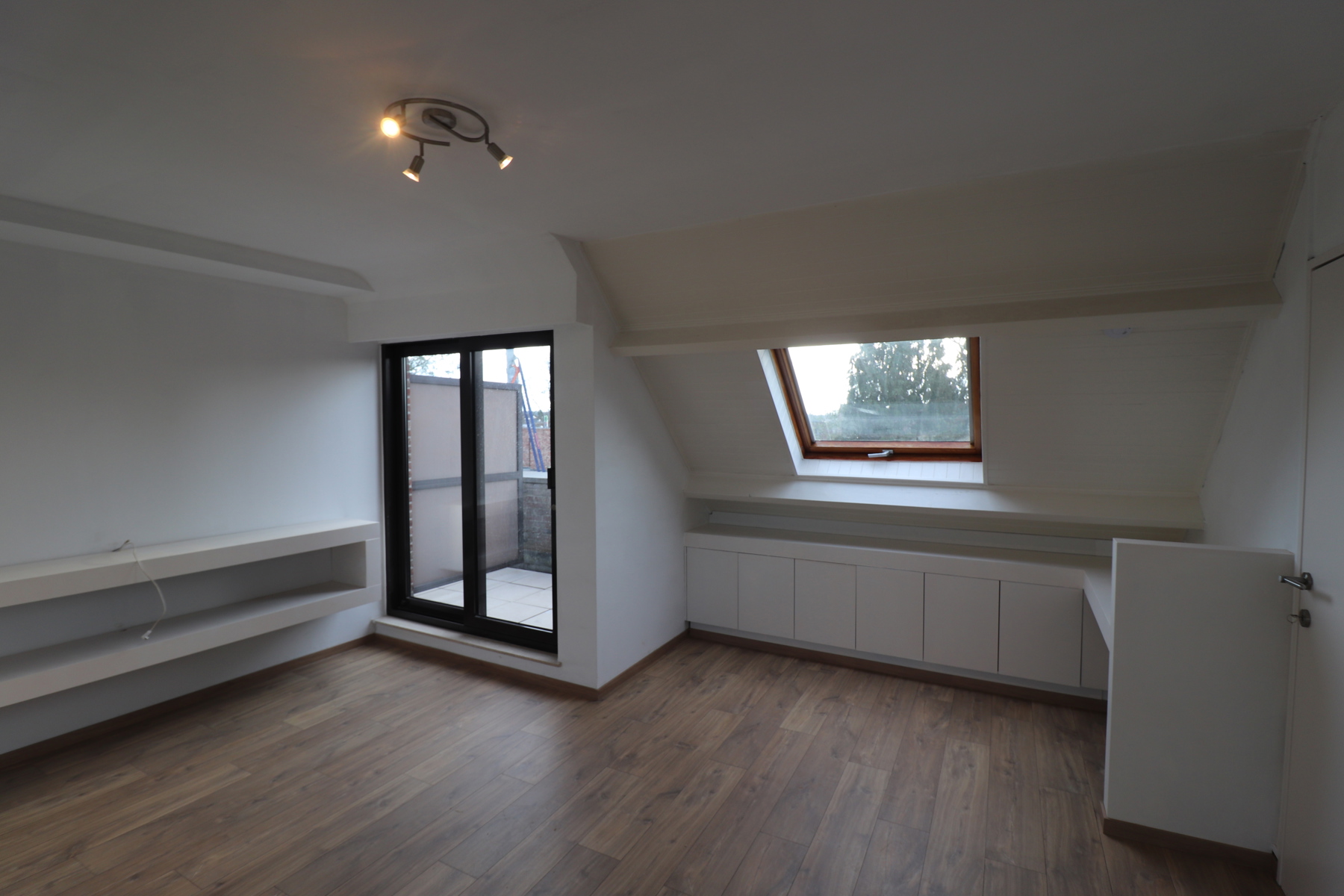 Recent gerenoveerd dakappartement met balkon, terras en garage. - foto 3