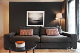 Ontdek dit instapklare, mooi afgewerkte appartement op de derde verdieping van het project Cadiz, gelegen in het bruisende hart van het Eilandje.<br /><br />U komt binnen via de inkomhal met afzonderlijk gastentoilet. De badkamer is uitgerust met een ruime inloopdouche en een modern lavabomeubel. De lichtrijke leefruimte, dankzij de grote raampartijen tot aan de vloer, sluit naadloos aan op een zonnig, zuidgericht terras – ideaal om te genieten van de buitenlucht.<br /><br />De volledig ingerichte keuken beschikt over alle hedendaags comfort en een praktische berging. Het appartement telt twee volwaardige slaapkamers. Extra opslagruimte vindt u in de privatieve kelderverdieping.<br /><br />Dit appartement is volledig gemeubeld en uitgerust met kwalitatieve huisraad, wasmachine, droogkast, handdoeken, bedlinnen, flatscreen-tv, enzovoort. De stijlvolle parketvloeren dragen bij aan het warme en huiselijke karakter.<br /><br /><strong>Huurprijs:</strong> € 1.550 per maand<br /><strong>Gemeenschappelijke kosten:</strong> € 120 per maand<br />Water, verwarming, elektriciteit en internet zijn privé te regelen.<br /><br />Ondergrondse autostaanplaats te huur voor € 120 per maand (verplicht).<br /><br />Beschikbaar vanaf 1 februari 2026.<br /><br />Mis deze unieke kans niet om te wonen in een aantrekkelijk, volledig instapklaar appartement op een toplocatie! Neem vandaag nog contact op voor een bezichtiging: Catherine - 0472 23 14 51 - welkom@catherinevastgoed.be