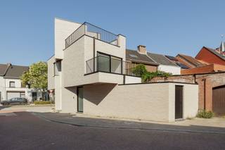 <p><span>Kwaliteitsmaterialen en uitmuntende architectuur tillen deze woning met ingang langs de Vredestraat, naar een hoger niveau. Wie naar deze witte parel kijkt, opgetrokken met Wapper/Rainbow White gevelstenen, merkt dat de gevelvlakken een allesbehalve banale indruk maken. Het gebouw intrigeert door de uitstekende vormen en nodigt uit tot exploratie. Er is over de hele lijn gekozen voor topmaterialen: gietvloeren, gelakte plinten, stalen muurkappen, granieten trappen, alu ramen met geluidsdempende isolatie (tot 32dB), warmtepomp en 12 zonnepanelen. De doorgedreven isolatie garandeert een BEN-label. Het gelijkvloers omvat: groot bureel/kamer, wasplaats/berging, koer met achterdeur, plus een badkamer: bad, inloopdouche met ingebouwd kraanwerk en een breed lavabomeubel. Op de eerste verdieping verrassen de overvloedige lichtinval en goede plafondhoogte. Ons oog valt op wachtleidingen voor wifi-versterkers en een groot schuifraam aan de open keuken, met toegang tot het schitterende terras. In de keuken spotten we onder meer een kookvuur met grote kookzones en dimbare verlichting. Op de 2</span><span><sup>e</sup></span><span> verdieping grenst één van beide kamers aan een mooi terras. De badkamer omvat een lavabomeubel, hangtoilet en inloopdouche, waarbij de wand is uitgevoerd in hetzelfde materiaal als de vloer. Sinds de afsluiting van de Tervuursesteenweg (kant station), is het hier zeer rustig, met een uitstekende mobiliteit (Mobiscore 9,5 op 10).</span></p>