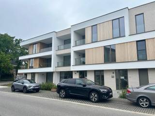 <p><span>Nieuwbouwappartement met 1 slaapkamer en parkeerplaats</span></p><p><span> </span></p><p><span>Vlakbij het centrum van Sint-Antonius vind je dit nieuwbouwproject. Alle faciliteiten vlakbij en openbaar vervoer aan het einde van de straat.</span></p><p><span> </span></p><p><span>+ E-peil 20</span></p><p><span>+ Eigen parkeerplaats + fietsenstalplaats </span></p><p><span>+ Zonnig terras</span></p><p><span> </span></p><p><span>Je bereikt het appartement op de eerste verdieping met de lift of trap. De inkomhal brengt je naar de leefruimte met open keuken en zonnig terras met zuid-westoriëntatie. Er is 1 slaapkamer en badkamer met inloopdouche en lavabo. Het toilet is apart. Extra berging voor wasmachine. </span></p><p><span>Op -1 is een parkeerplaats en fietsenstalplaats voorzien. </span></p><p><span> </span></p><p><span>Huurprijs: €850/maand</span></p><p><span>Gemeenschappelijke kosten: €80/maand</span></p><p><span>Nutsvoorzieningen apart. </span></p><p><span>Beschikbaar vanaf oktober 2026</span></p><p><span> </span></p><p><span>Interesse? </span></p><p><span>Gelieve het formulier onderaan de advertentie op onze website <span>https://www.sinjoor.be</span></span><span> in te vullen, vervolgens contacteren wij jou om een afspraak te maken.</span></p><p><span> </span></p><p><span> </span></p>