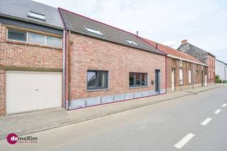 <p><span>Instapklare woning in Hofstade</span></p><p><span> </span></p><p><span>Deze instapklare woning is centraal gelegen nabij het centrum van Hofstade, op wandelafstand van het Bloso-domein Hofstade. Dankzij de vlotte verbinding richting Mechelen, Leuven, Brussel en Antwerpen geniet je hier van een uitstekende bereikbaarheid. Openbaar vervoer, winkels en andere voorzieningen bevinden zich bovendien vlakbij.</span></p><p><span> </span></p><p><span>Via de inkomhal met aparte gastentoilet kom je in de leefruimte met volledig geïnstalleerde keuken en een praktische berging. Daarnaast heb je op het gelijkvloers ook een slaapkamer, badkamer uitgerust met wastafel & inloopdouche, en een aparte ruimte die kan dienen als dressing of extra slaapkamer. Daarnaast is er nog een bijkomende berging of bureauruimte voorzien.</span></p><p><span> </span></p><p><span>Een grote troef aan deze woning is de ruime verdieping, deze is bereikbaar via een vaste trap in de inkomhal. De ruimte kan volledig ingericht worden naar eigen smaak en behoeften, met de mogelijkheid om extra slaapkamers en een bijhorende badkamer te creëren. Hierdoor biedt de woning heel wat potentieel voor gezinnen of wie op zoek is naar extra ruimte in de toekomst. </span></p><p><span> </span></p><p><span>De onderhoudsvriendelijk tuin, toegankelijk vanuit de keuken, vormt de perfecte plek om te genieten.</span></p><p><span> </span></p><p><span>Zin om van deze woning jouw nieuwe thuis te maken? Neem vandaag nog contact met ons op voor een bezoek!</span></p><p><span> </span></p><p><span>015 20 36 00 - info@domoxim.be </span></p><p><span> </span></p><p><span>domoXim. Waar dromen thuis komen!</span></p><p><span> </span></p><p><span>Ook de waarde van je </span><span>eigen</span><span> woning kennen? Wij geven je graag advies.</span></p>