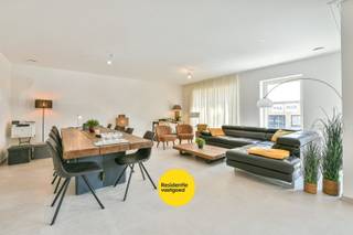 Residentie “Ace” is een stijlvol en exclusief nieuwbouwproject in het levendige centrum van Wenduine (De Haan). Dit kleinschalige project telt slechts acht ruime, luxueus afgewerkte appartementen, ontworpen voor wie comfort, kwaliteit en rust weet te waarderen.<br /><br />Maak kans op 6% BTW<br /><br />De eerste appartementen zijn reeds opgeleverd. Ook in dit project kan men genieten van het verlaagde BTW-tarief van 6%. U heeft bovendien nog de mogelijkheid om uw afwerking volledig te personaliseren via de toonzalen van VERHELST, ALSAN en KASTER Keukens. <br /><br />Ruimte, licht en royale terrassen<br /><br />De appartementen beschikken over twee slaapkamers en variëren in oppervlakte van 115 tot 120 m². Elk appartement is voorzien van een ruim terras tot 20 m², ideaal om te genieten van de groene omgeving en de frisse zeelucht. De architectuur combineert tijdloze elegantie met maximaal wooncomfort.<br /><br />Hoogwaardige materialen & duurzame afwerking<br /><br />Residentie “Ace” werd ontworpen met bijzondere aandacht voor detail, kwaliteit en duurzaamheid. De combinatie van EPDM-dakbedekking, hoogwaardige baksteen en ecologische Wienerberger-materialen garandeert een stijlvolle én duurzame uitstraling. Daarnaast beschikt het gebouw over een gemeenschappelijk, betegeld zonneterras van 75 m² in een verfijnde Off White-afwerking.<br /><br />Energiezuinig en toekomstgericht wonen<br /><br />Dankzij een geothermische warmtepompinstallatie met vloerverwarming behaalt Residentie “Ace” een gunstig E-peil tussen 31 en 40. Voor wie nog verder wil investeren in energie-efficiëntie, zijn zonnepanelen optioneel beschikbaar.<br /><br />Topligging op 500 meter van zee<br /><br />Wonen in Residentie “Ace” betekent wonen op een uitstekende locatie, op slechts 500 meter van strand, duinen en bos. U geniet hier van een perfecte balans tussen natuur, ontspanning en bereikbaarheid. Binnen het project zijn groenvoorzieningen en parkeermogelijkheden voorzien, met de optie tot aankoop van een private staanplaats en/of berging.<br /><br /> 6% BTW mogelijk<br />Bij aankoop kunt u – mits naleving van de wettelijke voorwaarden – nog genieten van het verlaagde BTW-tarief van 6%:<br />- Aankoop op persoonlijke titel<br />- Minstens 50% eigen bewoning<br />- Inschrijving op het adres zodra bewoonbaar<br />- Enige en eigen woning<br />Deze voorwaarden gelden gedurende minstens vijf jaar<br /><br />Uw kans op exclusief kustwonen<br /><br />Residentie “Ace” combineert luxueus wonen, energiezuinig comfort en een topligging aan zee. Een unieke opportuniteit voor eigen bewoning of een duurzame investering aan de Belgische kust.<br /><br />👉 Meer info: www.residentie-ace.be