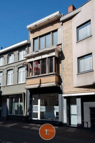 Charmant handelspand met woonst, op de Grote Markt in Menen.<br /><br />Op de <strong>Grote Markt</strong> in Menen ontdek je dit <strong>charmante handelspand met woonst</strong>, een plek waar je wonen en werken perfect kan combineren. Dankzij de centrale ligging ben je overal dichtbij.<br />De voorgevel heeft een gezellige uitstraling, en binnenin zijn nog enkele authentieke elementen bewaard gebleven, zoals een sierlijke schouw en hoge plafonds, die zorgen voor een <strong>vleugje karakter</strong>.<br />De gelijkvloers bestaat uit een handelsruimte, momenteel ingericht als nagelstudio, gevolgd door een ruime keuken met zicht op de binnenkoer. Aansluitend bevindt zich een sanitair gedeelte.<br /><br />Op de eerste verdieping tref je een lichtrijke woonkamer met schouw en <strong>uitzicht op de Grote Markt</strong>. Daarnaast zijn er twee kamers, waarvan beiden momenteel dienstdoen als praktijkruimte in schoonheidszorgen, dit kunnen 2 slaapkamers vormen waarbij één met eigen sanitair. Ook de badkamer bevindt zich op deze verdieping.<br /><br />De tweede verdieping biedt nog een extra slaapkamer of praktijkruimte en een zolderruimte die je eenvoudig kan omvormen tot extra kamer of hobbyruimte.<br /><br />In<strong> 2020 werden enkele renovatiewerken</strong> gedaan zoals de elektriciteit, de watervoorzieningen, de gevel (raam) en een deel van het dak werden vernieuwd. Recent werden bovendien zonnepanelen geplaatst, wat de woning energiezuiniger maakt, nieuw terras en bezetting van de muur, nieuwe afvoeren, nieuw toiletten, nieuwe badkamer.<br />Er is tevens nog een kelder als extra bergruimte.<br /><br />Of je nu op zoek bent naar een plek voor je eigen zaak, een investering of een woning met extra ruimte en mogelijkheden: deze eigendom combineert het allemaal op een centrale en goed bereikbare locatie in Menen. Bod vanaf € 199000 mits akkoord eigenaars.<br /><br /><br /><strong>PLUSPUNTEN:</strong><br />- commerciële ligging<br />- zonnepanelen <br />- instapklaar<br />- 3 mogelijk 4 slaapkamers<br /><br />Kortom, een handelswoonst met veel mogelijkheden, gelegen in hartje Menen! Interesse? Kimoura helpt je graag verder 0470 86 65 08 - kimoura@immolietaer.be<br /><br />Alle informatie van deze woning en ons volledig aanbod op www.immolietaer.be<br /> 