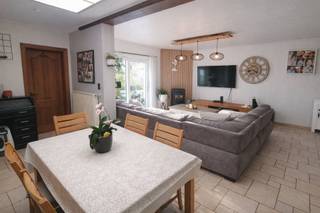 Instapklare, uitstekend gelegen woning aan de rand van Oostende met zuidgericht terras en tuin. Absolute troef is de dubbele garage, die zich ook perfect leent als hobbyruimte of werkplaats.Indeling: lichtrijke leefruimte, ingerichte keuken, ruime kelder (ideaal als werkplaats/berging), 3 slaapkamers en badkamer. Daarnaast is er een extra douchekamer op het gelijkvloers. Op de zolderverdieping is er bovendien mogelijkheid tot het creëren van een extra kamer.Comfort: recent vernieuwde ramen en CV op aardgas.Startprijs: € 279.000.