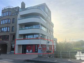 UNIEKE VASTGOEDTOPPER!<br /><br />Splinternieuw, luxueus en modern handelspand op de meest zichtbare en commerciële ligging te Deinze. Residentie Yvelinck is gelegen langsheen de Leie en wordt de nieuwe toegangspoort van de Tolpoortstraat.<br />Deze handelsruimte heeft een oppervlakte van 99 m2 en maar liefst 17 lopende meter etalage. Gratis parkeren is voorzien op wandelafstand! 