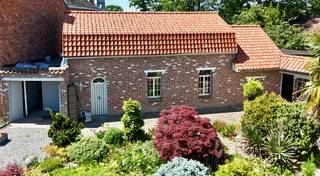 Deze charmante hoeve met romantische tuin zal u zeker en vast kunnen bekoren. Zodra we binnen stappen in deze woning denk je er de...