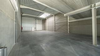 Bedrijvenpark <strong>PALLET </strong>is strategisch gelegen op een zichtlocatie aan de Ter Heidelaan (R25) in Aarschot. Dankzij de nabijheid van het op- en afrittencomplex van de E314 (Leuven–Lummen) en het centrum van Aarschot op slechts 2 km, geniet deze locatie van een uitstekende bereikbaarheid. Het park maakt deel uit van het gevestigde bedrijvengebied Nieuwland-Meetshoven.<br /><br />De beschikbare unit omvat magazijn- en/of productieruimte, met de mogelijkheid tot het inrichten van een kantoor en/of showroom. De indeling is bespreekbaar en kan afgestemd worden op je activiteiten.<br /><br />De unit beschikt over een eigen parkeerplaats.<br /><br />De <strong>huurprijs </strong>wordt geleidelijk opgebouwd:<ul><li>Eerste jaar = € 2.450 per maand</li><li>Tweede jaar = € 2.650 per maand</li><li>Vanaf het derde jaar = € 2.950 per maand</li></ul><br />De verhuring gebeurt onder het BTW-stelsel.<br /><br />Interesse? Neem contact met ons op via 016/365 365 voor meer informatie of een plaatsbezoek.