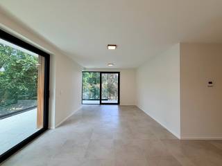 Op fietsafstand van het centrum van Roeselare en Rumbeke kan je dit modern, hedendaags appartement terugvinden. <br />Vlakbij verschillende invalswegen ligt dit appartement enorm centraal, vlot bereikbaar en toegankelijk.<br />Kleuter- en lagere school, bakkerij, buurtwinkel, grootwarenhuizen, sportcentra en verschillende horecazaken zijn slechts op enkele ogenblikken van dit appartement verwijderd. <br /><br />Dit instapklaar appartement beschikt over een ruime inkomhal met gastentoilet, lichtrijke woon- en eetkamer met ruim zonneterras, geïnstalleerde keuken, 2 slaapkamers, badkamer (wastafel, inloopdouche), berging, ondergrondse staanplaats en een gemeenschappelijke fietsenstalling waar u twee fietsen in kwijt kan. <br /><br />Daarnaast geniet dit appartement van een zonovergoten tuin in een oase van groen, ondergrondse staanplaats, vloerwarming, dubbele beglazing, inclusief lichtarmaturen en een videofoon. <br /><br />Verder beschikt het appartement over een royaal terras dat bereikbaar is via zowel de woonkamer als de twee slaapkamers.<br /><br />Het afgesloten privédomein beschikt over een prachtig onderhouden parktuin met wandelpaden en groene zones waar rust en privacy centraal staan. Zo geniet je dagelijks van een ruime, groene omgeving zonder zelf instaan voor het onderhoud.<br /><br /><strong>Goed om weten: </strong><br />Basishuurprijs: €875,- /maand (inclusief ondergrondse autostaanplaats)<br />Provisie: €75,-/maand<br />Vrij vanaf heden<br /><br /><strong>Is dit appartement met zijn unieke ligging het appartement waarnaar u op zoek bent? <br />Twijfel niet langer en neem contact met ons op!</strong>