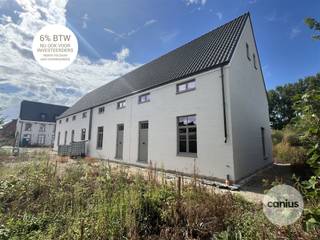 <p><span>NIEUWBOUWWONING MET 3 SLKS OP HET BEGIJNHOF</span></p><p><span>Aan de stadsrand van Sint-Truiden treffen wij op het Begijnhof vier unieke nieuwbouwwoningen aan. De locatie kunnen wij omschrijven als een uiterst rustige locatie met een rijke geschiedenis. Wij bevinden ons op wandelafstand van domein 't Speelhof, het stadspark, het bruisende stadscentrum van Sint-Truiden, diverse supermarkten, ... Ook openbaar vervoer en de belangrijke invalswegen richting Hasselt, Tienen en Gingelom bevinden zich nabij deze woningen.</span></p><p><span> </span></p><p><span>HISTORISCH KARAKTER MET DE LUXE VAN VANDAAG</span></p><p><span>Iedere woning beschikt over drie slaapkamers en zal hoogwaardig afgewerkt worden. Dit met oog voor duurzaamheid &amp; respect voor de historische omgeving. Zo kunnen toekomstige eigenaars genieten van zonnepanelen, vloerverwarming, regenwaterrecuperatie, … Dit alles zorgt ervoor dat men gedurende vijf jaar kan genieten van 50% vrijstelling op het kadastraal inkomen.</span></p><p><span> </span></p><p><span>GENIET VAN 6% BTW, nu ook voor INVESTEERDERS</span></p><p><span>Mogelijkheid tot aankoop aan het verlaagde btw-tarief van 6% in plaats van 21% btw. </span></p><p><span>Voorwaarden:  </span></p><p><span> </span></p><p><span>Eigen bewoning:</span></p><p><span>* Je koopt de woning persoonlijk aan, niet via een vennootschap</span></p><p><span>* Dit wordt je enige eigen woonst gedurende minstens 5 jaar.</span></p><p><span>* De bewoonbare oppervlakte bedraagt maximaal 175m²</span></p><p><span> </span></p><p><span>Investeerders: Ook investeerders genieten van 6% btw bij de aankoop van een onroerend goed als men deze langdurig (minstens 15 jaar) verhuurd aan particulieren. </span></p><p><span><br /></span><span>WONEN IN EEN UNIEKE SETTING WAAR VERLEDEN &amp; TOEKOMST ELKAAR ONTMOETEN</span><span><br />Nieuwsgierig naar dit knap nieuwbouwproject? Maak snel een afspraak of vraag maar informatie aan bij één van de medewerkers van Canius Real Estate. U kan ons bereiken op het nummer 011 74 12 36 of <span>info@canius.be</span></span><span>.</span></p><p><span> </span></p><p><span>*Deze gegevens zijn louter ter informatieve titel. De vermelde oppervlaktes zijn slechts indicatie. Canius Real Estate kan niet verantwoordelijk gesteld worden voor de juistheid van de aan haar verstrekte gegevens.</span></p><p><span> </span></p>