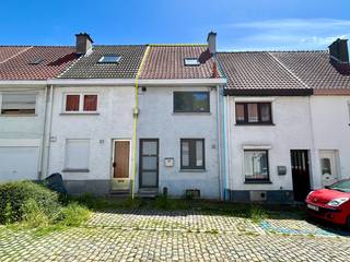 Deze gezellige en volledig gerenoveerde rijwoning is gelegen in de Tolhuizenstraat, een rustige straat binnen de ring van Leuven. Dankzij haar uitstekende ligging bevindt u zich op wandelafstand van het bruisende stadscentrum, met winkels, horeca, scholen en openbaar vervoer binnen handbereik. Bovendien geniet u van een vlotte verbinding naar de E314 en bevindt UZ Leuven Campus Gasthuisberg zich op fietsafstand.<br />De woning werd tussen 2016 en 2017 volledig gerenoveerd en is instapklaar. Op het gelijkvloers beschikt u over een ruime inkomhal met plaats voor een vestiaire en fietsen, een gastentoilet, een open keuken met eethoek en een gezellige leefruimte die rechtstreeks toegang biedt tot het charmante stadstuintje met terras, waar het aangenaam vertoeven is.<br />Op de eerste verdieping bevindt zich een ruime slaapkamer en een verzorgde badkamer uitgerust met een douche, dubbele wastafel en toilet. De tweede verdieping herbergt een tweede volwaardige en ruime slaapkamer. Daarnaast is de woning gedeeltelijk onderkelderd, wat zorgt voor extra praktische bergruimte.<br />Ook op technisch vlak scoort deze woning uitstekend: EPC-label B, een conforme elektrische installatie en asbestveilig.<br />Kortom, een ideale woning voor starters, jonge gezinnen, investeerders of iedereen die op zoek is naar comfortabel wonen op een rustige maar uiterst centrale locatie in Leuven. Een echt toppand op een toplocatie dat zeker uw bezoek waard is.