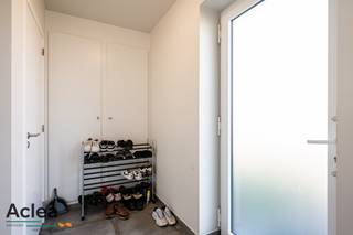 Op zoek naar een energiezuinige, recente woning in een rustige, kindvriendelijke buurt én toch dicht bij het bruisende centrum van Eeklo? Dan is deze prachtige gezinswoning in de Linnenstraat precies wat u zoekt! Deze BEN-woning van bouwjaar 2020 combineert hedendaags wooncomfort met een uitstekende ligging. Dankzij de duurzame bouw en de energiezuinige installaties geniet u hier van een lage energiefactuur en een optimaal wooncomfort.<br /><br />Binnenin wordt u verwelkomd door een lichtrijke leefruimte met een open ingerichte keuken met eiland. Op de eerste verdieping bevinden zich 3 ruime slaapkamers en een stijlvolle badkamer. Via de vaste trap bereikt u de praktische zolder, die zich perfect leent als extra hobbyruimte, bureau of vierde slaapkamer.<br /><br />Buiten is het volop genieten in de zuidgerichte tuin met aangelegd terras, waar u de hele dag door kan profiteren van de zon. De aparte garage biedt extra berg- en parkeermogelijkheid.<br /><br />Indeling als volgt:<br />- inkomhal met vestiaire<br />- gastentoilet<br />- lichtrijke leefruimte<br />- open ingerichte keuken met eiland<br />- praktische berging/wasplaats<br />- nachthal<br />- 3 volwaardige slaapkamers<br />- apart toilet boven<br />- badkamer met ligbad, douche en badkamermeubel<br />- ruime zolder met vaste trap<br />- zuid gerichte tuin met terras<br />- aparte garage<br /><br />De woning is momenteel verhuurd, wat ze ook interessant maakt als investeringsvastgoed.<br /><br />Kom deze woning snel ontdekken en maak uw afspraak!<br />09/377 31 77