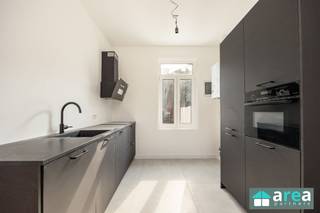 Dit volledig gerenoveerd 1-slaapkamerappartement maakt deel uit van een kleinschalig gebouw met slechts 3 wooneenheden, zonder lift. Het betreft...