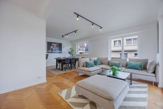 Res. Santa Barbara<br />Ruim appartement in het hartje van Duinbergen. Een fantastische combinatie van de aspecten in groen wonen maar niet ver van de stad. Appartement met deels zicht op de Directeur-Generaal Willemspark en op het terras geniet u dan van het charmante Duinbergen. <br />Dit appartement omvat inkom met vestiaire. Lichtrijke woonkamer (drie-gevel) en open keuken met alle comfort. 3 slaapkamers met ingemaakte kasten en 2 badkamers. <br />Er is een privatieve kelder in het gebouw. Mogelijkheid tot aankopen autostaanplaats in de residentie. <br />Heeft u interesse in dit pand? Aarzel niet en contacteer ons vrijblijvend. <br />Ref. A705 