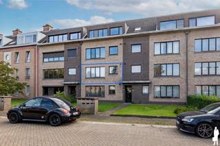 <p><strong>Appartement met 2 slaapkamers en garagebox te Sint-Job-in-’t-Goor</strong></p>
<p>Bij het binnenkomen betreedt u de inkomhal, voorzien van een <strong>gastentoilet</strong>. Van hieruit loopt u door naar de <strong>ruime woonkamer van ca. 31 m²,</strong> waar de <strong>grote raampartijen </strong>zorgen voor een aangename <strong>lichtinval</strong>. Dankzij de royale oppervlakte is er voldoende plaats voor zowel een gezellige zithoek als een volwaardige eethoek. Aansluitend bevindt zich de keuken, die praktisch aansluit op de leefruimte.</p>
<p>Het appartement beschikt over <strong>twee slaapkamers</strong> van respectievelijk ca. 15 m² en 9 m². Daarnaast is er een extra ruimte van ca. 6 m², die perfect kan dienen als <strong>bureau of berging</strong>.</p>
<p>De badkamer is uitgerust met een <strong>ligbad en een dubbele wastafel</strong>.</p>
<p>Een absolute troef is het <strong>ruime balkon</strong> van ca. 9 m², waar u heerlijk kunt genieten van een ontspannen moment in de buitenlucht. Bovendien is er een <strong>garagebox inbegrepen</strong>, wat zorgt voor extra comfort en praktische opbergruimte.</p>
<p>Ook op technisch vlak scoort het appartement goed: het beschikt over een <strong>EPC-label B</strong>, de <strong>elektrische keuring is conform</strong> en het appartement is <strong>asbestveilig</strong>.</p>
<p><strong>Troeven van het appartement:</strong></p>
<ul>
<li>Ruime woonkamer</li>
<li>Twee slaapkamers</li>
<li>Ruim balkon</li>
<li>Apart gastentoilet</li>
<li>Extra ruimte van ca. 6 m², ideaal als bureau of berging</li>
<li><strong>Inclusief garagebox</strong></li>
</ul>
<p>Dit appartement combineert ruimte, lichtinval en een praktische indeling met het comfort van een aangename buitenruimte. Een interessante opportuniteit voor wie op zoek is naar een fijne woonst in <strong>Sint-Job-in-’t-Goor</strong>.</p>