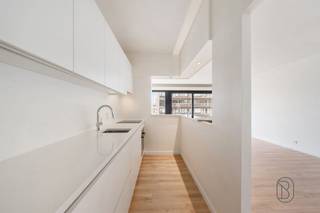 Te koop: Prachtig gerenoveerd appartement op TOPligging Oostende!In één van de meest gegeerde straten van Oostende, op amper 100 meter van het strand, bevindt zich dit volledig gerenoveerde appartement.Het appartement werd met oog voor detail en kwalitatieve materialen vernieuwd, waardoor u hier geniet van een instapklaar en zorgeloos wooncomfort.Wat maakt dit pand uniek?Via de inkomhal bereikt u twee volwaardige slaapkamers, een stijlvol vernieuwde badkamer en een apart toilet. Verder komt u in de lichtrijke leefruimte met open keuken, waar u geniet van een aangenaam zicht over de stad. De open keuken vormt een echte blikvanger: een nieuwe Dovy-keuken met composiet werkblad en kwalitatieve toestellen waarop nog garantie van toepassing is.Een extra troef zijn de twee terrassen, zowel aan de voor- als achterzijde van het appartement, waardoor u op elk moment van de dag van een buitenruimte geniet.Daarnaast bestaat de mogelijkheid om een staanplaats met berging in de residentie bij aan te kopen voor € 25.000. Voor wie is dit ideaal?Ideaal voor wie op zoek is naar een instapklaar appartement aan zee, als vaste woonst, tweede verblijf of investering op toplocatie.Te koop via Immo Beguin, jouw vastgoedexpert sinds 2009, met kantoren in Ronse, Waregem, Kortrijk, Deinze, Doornik en Lessines.Meer info of bezoek aanvragen via: arne@immobeguin.be