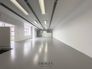 Exclusieve woonloft met open karakter en zicht op patio, strategisch gelegen nabij invalswegen, Expresweg en het centrum van Brugge!<br /><br />Residentie Lange Munte verwelkomt u via een toegangspoort die leidt naar een gemeenschappelijke ruimte met plaats voor twee auto's, alsook ruimte voor het stallen van fietsen en andere praktische opslag.<br /><br />Deze unieke eigendom onderscheidt zich door haar royale volumes, overvloedige lichtinval en flexibele indeling. De loft omvat een ruime inkomzone met afzonderlijke toiletruimte, die desgewenst kan worden ingericht als badkamer. Aansluitend bevindt zich een lichtrijke keukenruimte met een aangenaam zicht op de patio, die zorgt voor een bijzondere woonbeleving en een gevoel van rust.<br /><br />De indrukwekkende open ruimte biedt tal van mogelijkheden voor de inrichting van een stijlvolle eet- en leefruimte, waarbij het loftkarakter volledig tot zijn recht komt. Verder beschikt de eigendom over een royale kamer die zich uitstekend leent als ruime slaapkamer, eveneens met uitzicht op de patio. Daarnaast omvat deze eigendom een polyvalente ruimte van maar liefst 71 m², die volledig naar eigen wens kan worden ingericht als bureau, hobbyruimte, atelier, extra bergruimte of een combinatie hiervan. Tot slot beschikt de loft over een praktische kelder van 26 m², ideaal voor extra opslag.<br /><br />Dankzij de combinatie van openheid, licht en privacy vormt deze loft de ideale basis voor wie op zoek is naar een karaktervolle woonst die volledig naar eigen smaak kan worden afgewerkt.<br /><br />Troeven:<br />- Aankoop onder 2% registratierechten mogelijk<br />- Uniek loftkarakter met flexibele indelingsmogelijkheden<br />- Strategisch gelegen nabij invalswegen, Expresweg en Brugge Centrum<br />- Extra polyvalente ruimte van 71m²<br />- Aangenaam uitzicht op de patio<br /><br />Voor verdere informatie of vrijblijvend bezoek contacteer Céline op 0476/60 60 23 of mail naar celine@immax.be