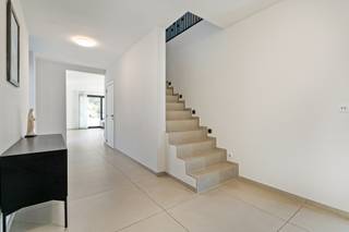 Een instapklare woning waar licht, rust en kwaliteit centraal staan.<br />Op wandelafstand van zowel het centrum van Schilde als het groene Picardiëbos bevindt zich deze recent gerenoveerde en instapklare woning. Dankzij de nabijheid van ’s-Gravenwezel en de vlotte verbinding naar omliggende gemeenten, geniet u hier van een uiterst centrale en tegelijk rustige ligging. Een stijlvolle en energiezuinige thuis waar comfort en hedendaags wonen centraal staan.<br /><br /><strong>Gelijkvloers</strong><br />De ruime inkomhal met vestiaire en gastentoilet biedt toegang tot de leefruimtes. De lichtrijke woonkamer met eetkamer kijkt uit op de nog in te richten tuin, die u volledig naar eigen smaak kunt vormgeven. De open leefkeuken is uitgerust met alle moderne toestellen en combineert gebruiksgemak met een strakke, tijdloze uitstraling. Aansluitend bevindt zich een ruime berging, ideaal voor extra opslag.<br /><br /><strong>Eerste verdieping</strong><br />Op de verdieping bevinden zich vier volwaardige slaapkamers. De master bedroom beschikt over een eigen terras, aansluitende dressing en badkamer ensuite, ingericht met een inloopdouche, bad en lavabomeubel. Verder op deze verdieping bevindt zich nog een tweede badkamer met douche, toilet en lavabomeubel.<br /><br /><strong>Bijzonderheden</strong><br />+ Uitstekende en centrale ligging<br />+ Achtergevel en uitkijk zullen worden afgewerkt met volwaardige materialen<br />+ Energiezuinige woning<br />+ Vier slaapkamers en twee badkamers<br />+ Domotica aanwezig<br />+ Overal vloerverwarming