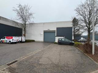 Magazijnruimte van 1080m² met kantoor van 308m², Unit 5A, te Kontich.Ruime parking rondom het gebouw.Goed gelegen Unit op ca. 2km van de op- en afrit...