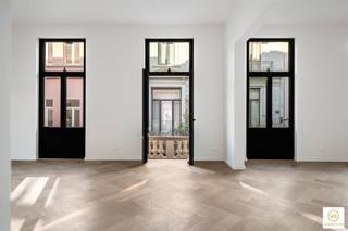 Betoverend appartement (200m² + terras + privé binnentuin) met 3 slaapkamers en 2 badkamers in het historische centrum van Antwerpen ** Gelegen op...