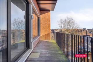 Loft-appartement (75m²) met één slaapkamer te koop in een voormalig fabrieksgebouw gelegen te Anderlecht. Het gebouw werd omgevormd naar lofts en opgeleverd in 2015. De hoge plafonds, het ruimte gevoel en het aangename terras van 15m² zijn slechts enkele troeven van dit appartement.Het appartement is als volgt ingedeeld: - ruime lichtrijke woonkamer met open keuken en aanpalend terras- keuken voorzien van al het nodige comfort: kookplaat, ingebouwde koelkast, oven en vaatwasmachine- toegang tot het terras van 15m²- apart toilet- één slaapkamer met en-suite badkamer voorzien van dubbele wastafel en douche- zithoek dewelke gebruikt kan worden als open bureau-ruimte- berging met aansluiting voor wasmachine- kelder n°25- staanplaats (buiten) n°46 (verplicht aan te kopen, niet inbegrepen in vraagprijs)Het appartement beschikt daarnaast over een zeer gunstig EPC-attest (label C) waardoor wordt voldaan aan de energetische normen opgelegd voor Brussel in 2033. Vraagprijs: 269.000 EUR + 20.000 EUR voor de staanplaats.Het appartement wordt momenteel verhuurd tot eind april 2026.Het appartement is gelegen in de nabijheid van openbaar vervoer (metro en bus) en op enkele minuten wandelen van grootwarenhuizen (Colruyt). In de buurt kan je ook terecht in het 'Bospark', een park van 5 hectare groot met o.a. een speeltuin voor kinderen.Wens je dit appartement graag te bezichtigen? Doe een aanvraag via www.dewaele.com of contacteer Danielle Kaluza via 0491 27 21 88.DISCLAIMER: Sommige afbeeldingen in deze presentatie zijn met AI gegenereerd om het potentieel van het pand te illustreren. Ze tonen niet de exacte, huidige staat. Aan deze beelden kunnen geen rechten worden ontleend.